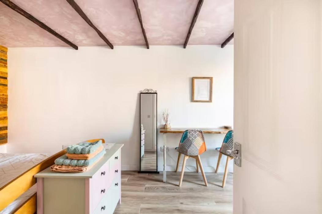 Bedroom With Kitchenette, Private Bathroom And Parking Cardiff Kültér fotó