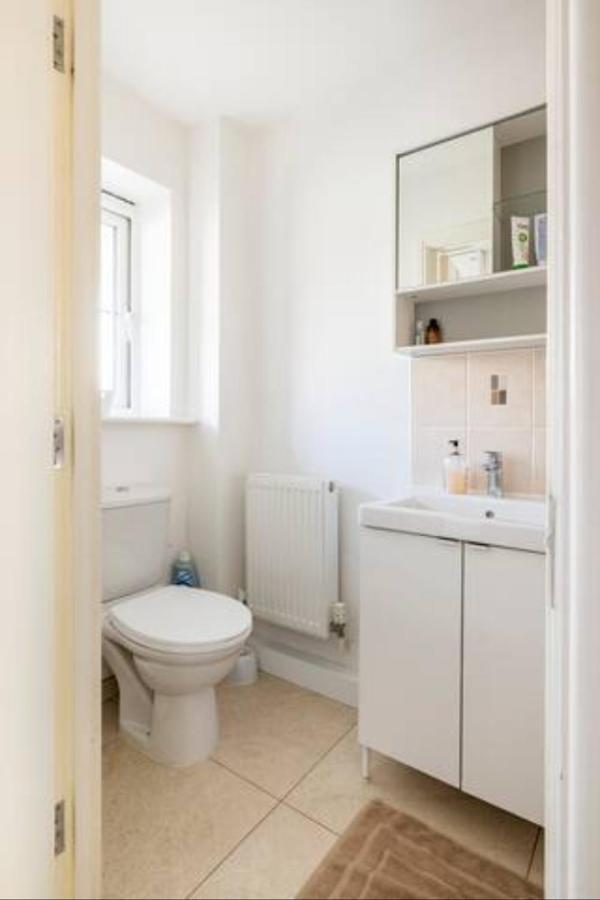 Bedroom With Kitchenette, Private Bathroom And Parking Cardiff Kültér fotó