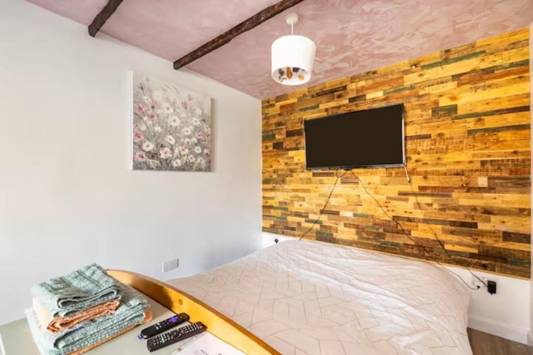 Bedroom With Kitchenette, Private Bathroom And Parking Cardiff Kültér fotó