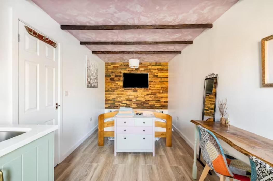 Bedroom With Kitchenette, Private Bathroom And Parking Cardiff Kültér fotó